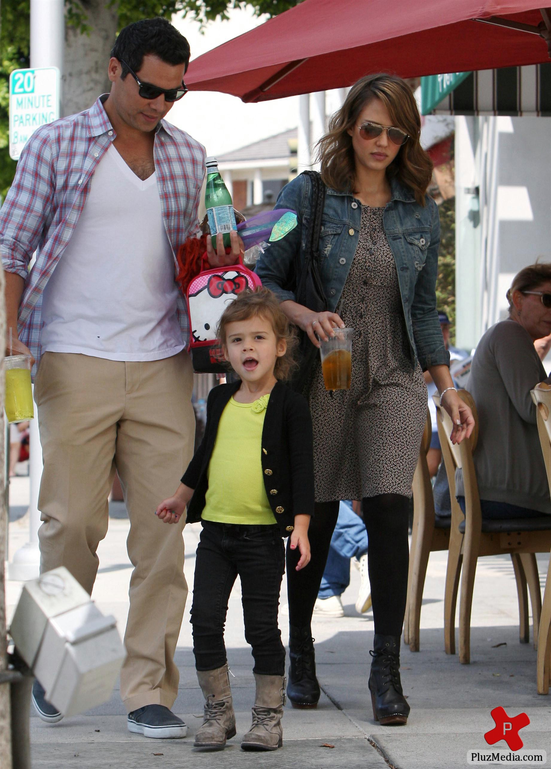 Jessica Alba, Cash Warren and daughter head out for a family meal photos | Picture 79843